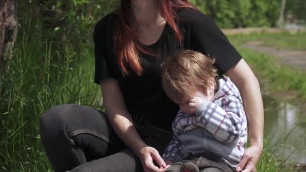 El niño llora y su madre — Vídeos de Stock