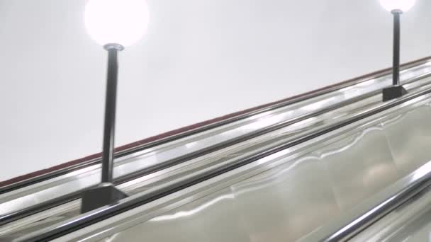 Monte sur l'escalator. — Video