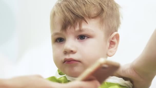 Haircut boy in hairdresser — Stok Video