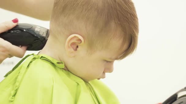 Fryzjer chłopiec w fryzjer — Wideo stockowe