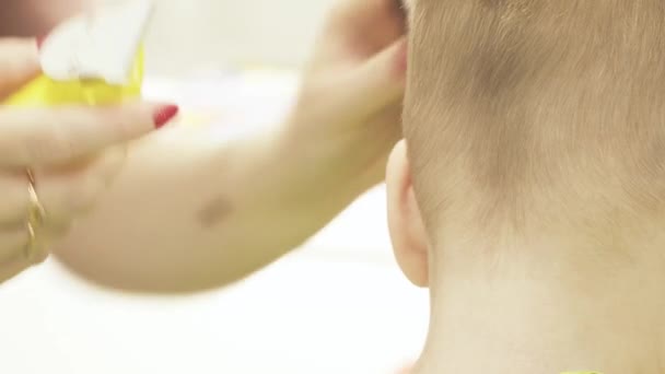 Haircut chlapec v kadeřnictví — Stock video