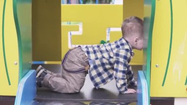Bir çocuk oyun parkında yürüyor
