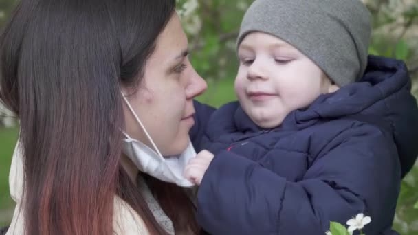 O menino descola e coloca uma máscara — Vídeo de Stock