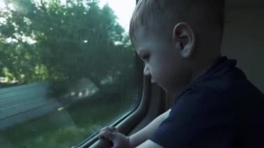 Arabadaki çocuk koltuğa bakıyor.