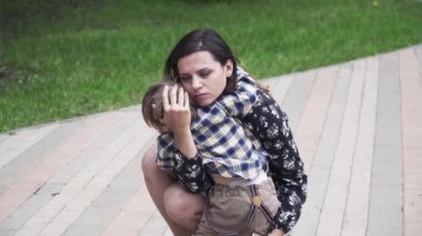 Annem teselli ediyor ve sarılıyor.