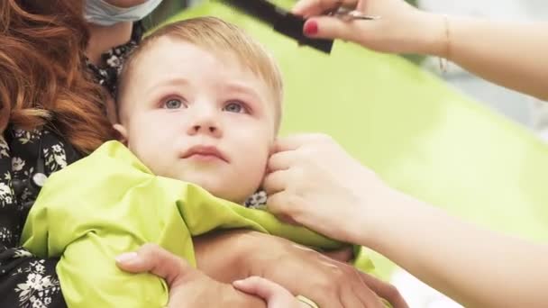 Haircut boy in hairdresser — Stock Video