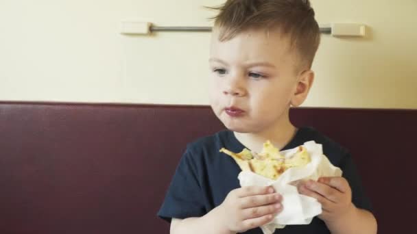 Chico come shawarma en el estante del coche — Vídeos de Stock