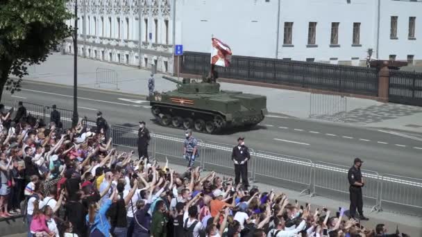 Зрители и военная техника, путешествующие с парада — стоковое видео