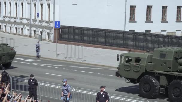Spettatori e attrezzature militari che viaggiano dalla parata — Video Stock
