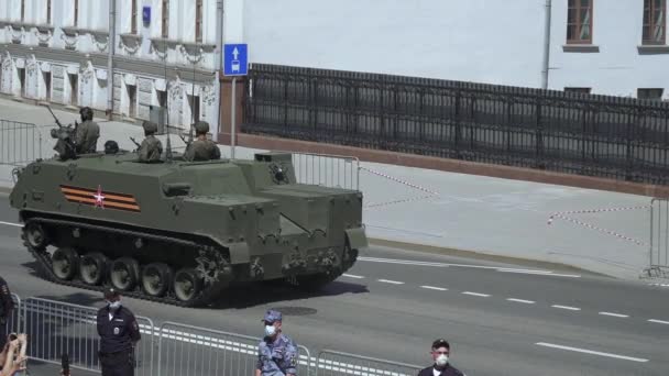 Toeschouwers en militaire uitrusting die van de parade reizen — Stockvideo