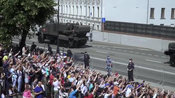 Зрители и военная техника, путешествующие с парада — стоковое видео