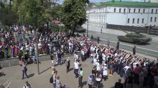 Espectadores y equipo militar viajando desde el desfile — Vídeos de Stock