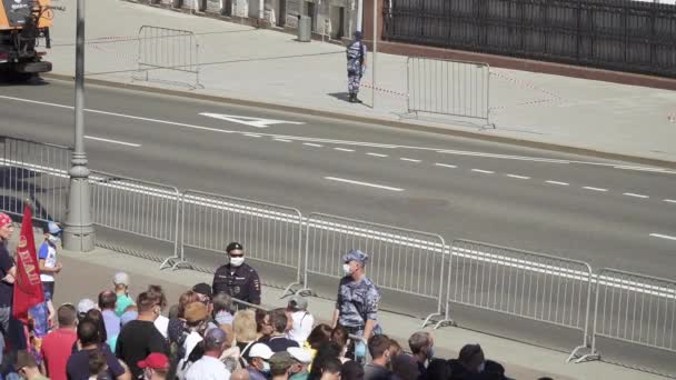 Toeschouwers wachten op de parade — Stockvideo