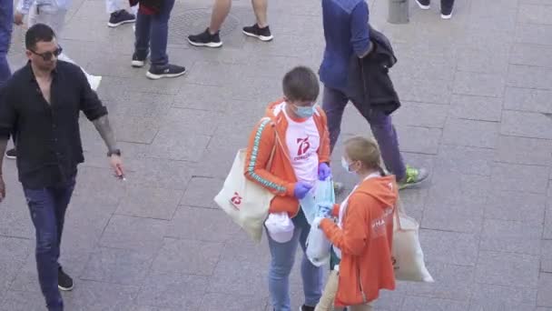 Voluntarios distribuyendo máscaras médicas — Vídeos de Stock