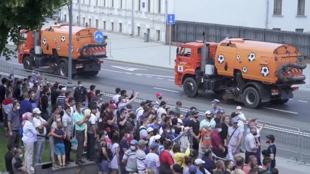 Mosógépek katonai felszerelések után utaznak a felvonuláson — Stock videók