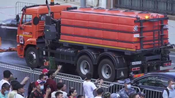 Laveuses après le voyage de l'équipement militaire au défilé — Video