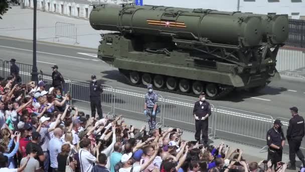 Zuschauer und militärisches Gerät bei der Parade — Stockvideo