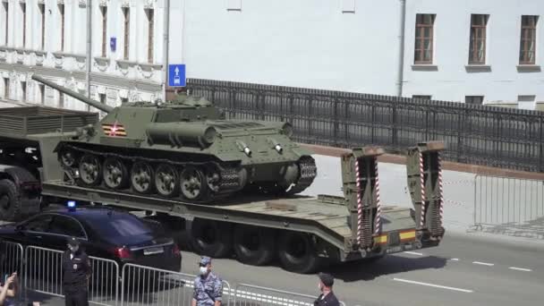 Espectadores e equipamentos militares que viajam do desfile — Vídeo de Stock