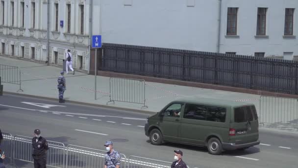 Θεατές και στρατιωτικός εξοπλισμός που ταξιδεύουν από την παρέλαση — Αρχείο Βίντεο