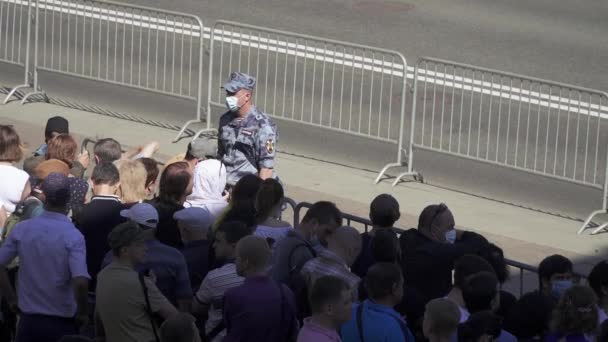 Глядачі чекають на парад. — стокове відео