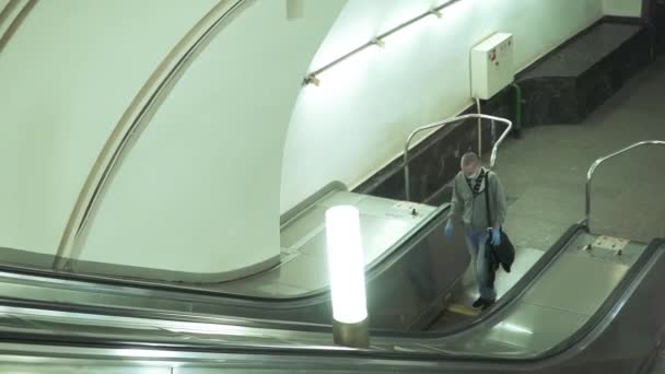 Sube a la escalera mecánica — Vídeo de stock