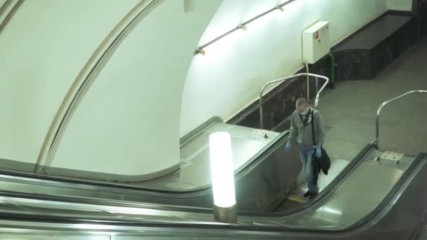 Monte sur l'escalator. — Video