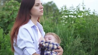 Annem bir erkek bebeği emziriyor.