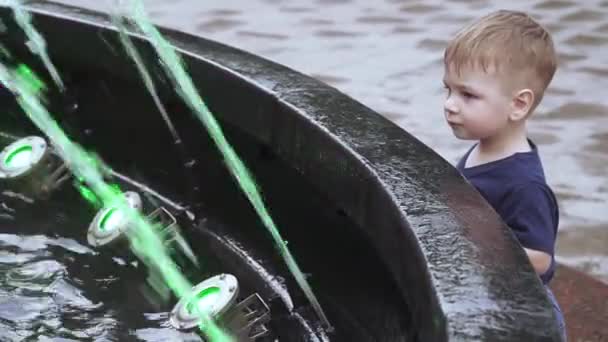 Chlapec u fontány — Stock video