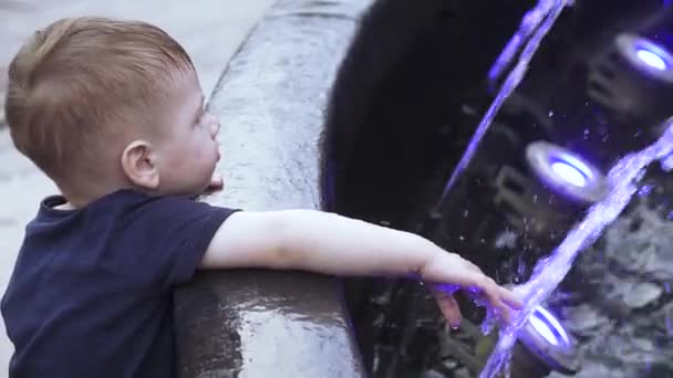 Chłopiec przy fontannie — Wideo stockowe