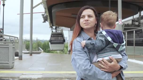 Mamá con su hijo en un teleférico — Vídeos de Stock