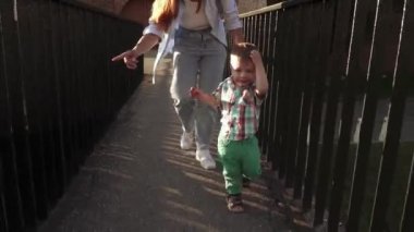 Oğlan ve anne köprüde