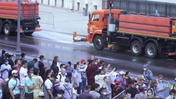 Pralki po podróży sprzętu wojskowego na paradzie — Wideo stockowe