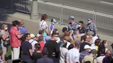 Seyirciler geçit törenini bekliyor.