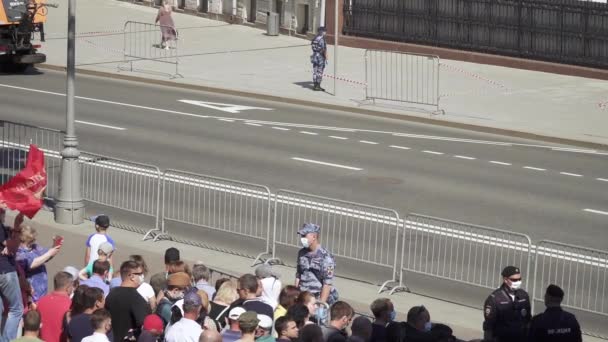 Zuschauer warten auf den Umzug — Stockvideo