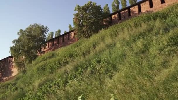 Kilátás a falra a Novgorod Kreml — Stock videók