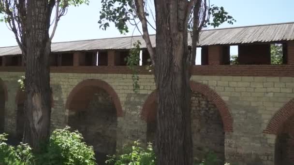 Вид на стіну Новгородського кремля. — стокове відео