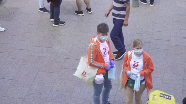 Voluntarios distribuyendo máscaras médicas — Vídeos de Stock