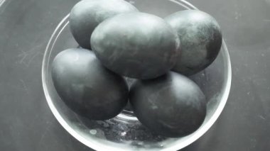 Siyah Tavuklu Paskalya Yumurtaları