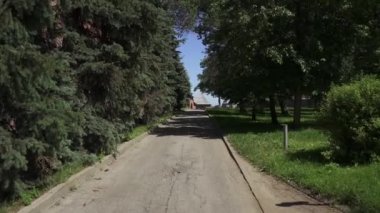 Dur levhası yolda.