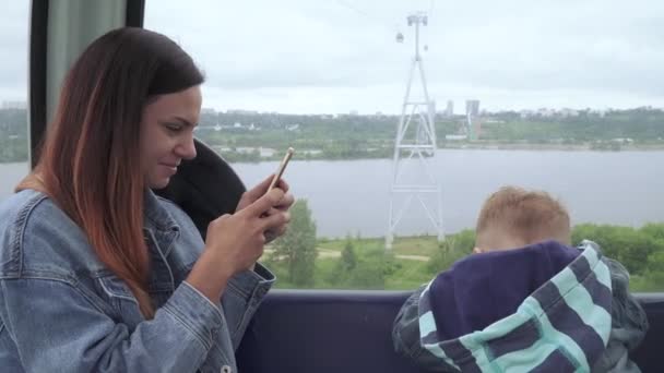 Mamá con su hijo en un teleférico — Vídeos de Stock