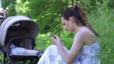 Anne ve oğul el ele tutuşun.