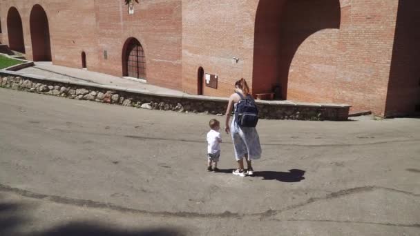Mamma och son går hand i hand — Stockvideo