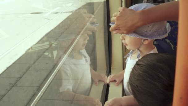 Seorang anak naik di trem — Stok Video