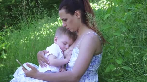 Mamá amamanta a un niño — Vídeos de Stock