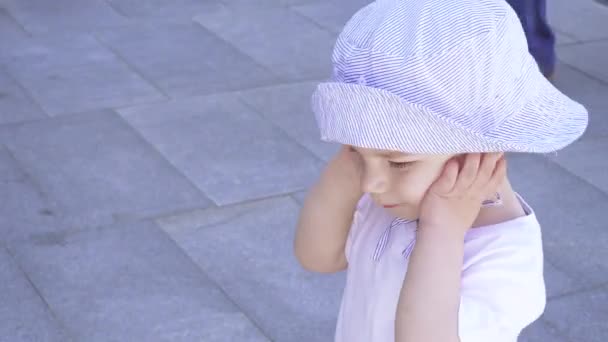 Un niño observa y cambia — Vídeo de stock