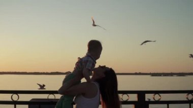 Anne ve oğlunun siluetleri.