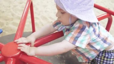 Atlıkarıncaya biniyor.