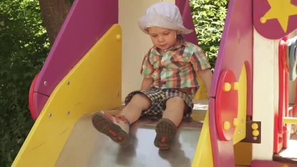 Ένα αγόρι περπατά σε μια παιδική χαρά — Αρχείο Βίντεο