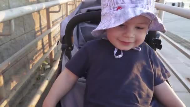 Junge mit mutter im ein kinderwagen — Stockvideo