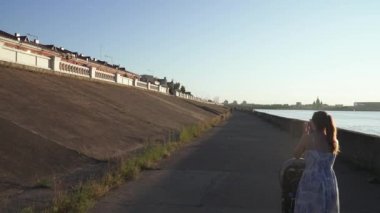 Annem Volga 'da bebek arabasıyla geziyor.